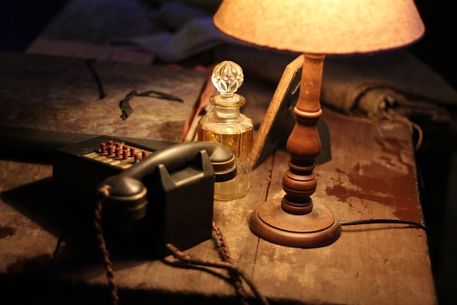 lampka nocna, telefon, karafka - styl retro - tłumaczenia prawnicze