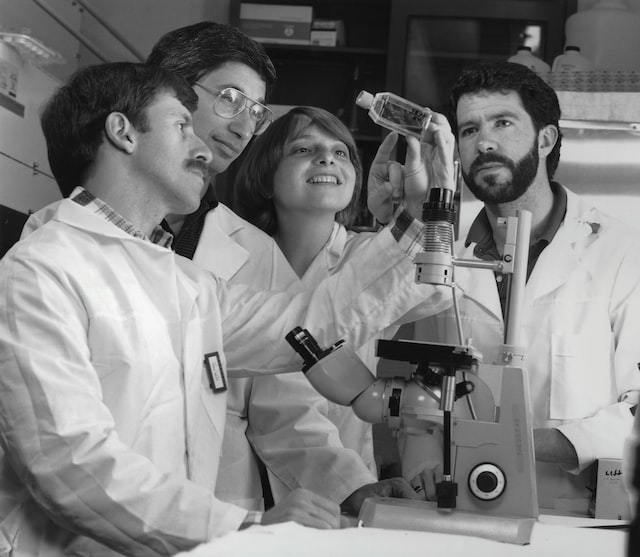 naukowcy przy mikroskopie – oglądanie próbki