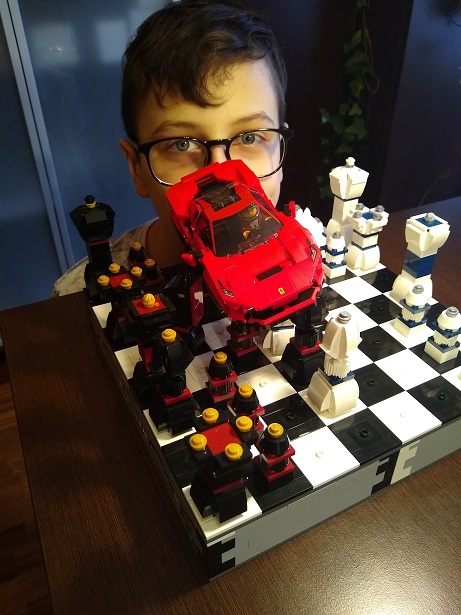 Zestawy klocków Lego – szachy i czerwone Ferrari