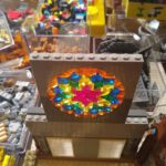 Transparentne klocki Lego cheese slope – witraż w formie rozety
