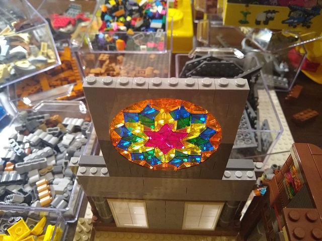 Transparentne klocki Lego cheese slope – witraż w formie rozety