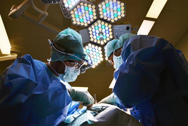 chirurdzy podczas operacji w szpitalu - tłumaczenie wypisu medycznego
