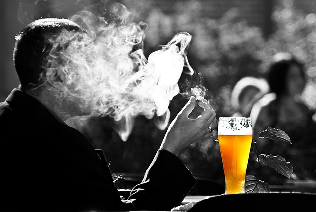 dym nikotynowy i alkohol - tłumaczenie historii choroby: rak, marskość wątroby