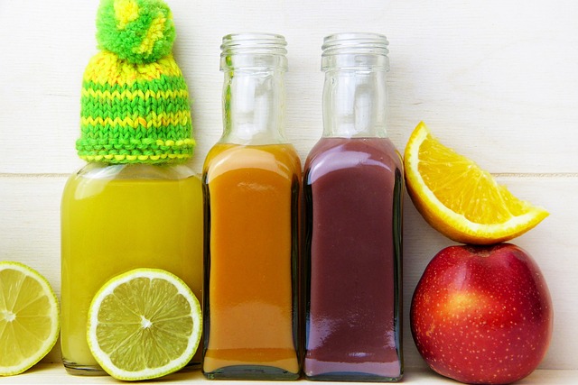 butelki z kolorowymi sokami, owoce, czapka - koloroterapia