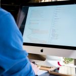 tłumaczenia IT, programista przed komputerem