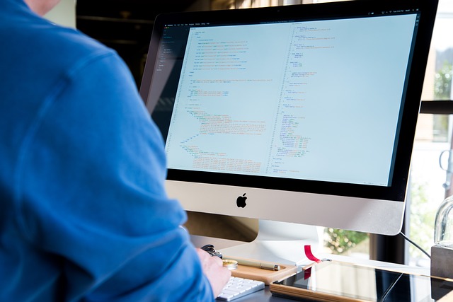 tłumaczenia IT, programista przed komputerem