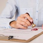 poświadczanie tłumaczenia, tłumaczenia przysięgłe a zwykłe, różnice